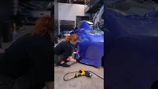 Mega Hübsch Mädchen Foliert ein Auto in Blau,  Carwtap Auto Folierung Super Cars