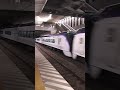 夜の竜王駅を通過する特急あずさ