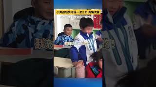 😃小男孩的领奖过程跌宕起伏，几秒钟里情绪大起大落，网友：奥斯卡欠你一座小金人 #funny #萌娃 | China Cradle 山西:华夏文明的摇篮