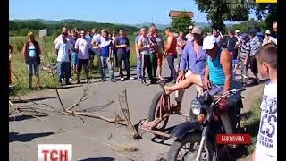 На Буковині жителі трьох сіл перекрили дорогу, намагаючись привернути увагу до її жахливого стану