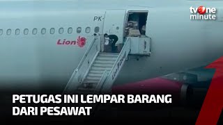 Beginilah Cara Petugas Maskapai Penerbangan Gelindingkan Barang dari Pesawat I tvOne Minute