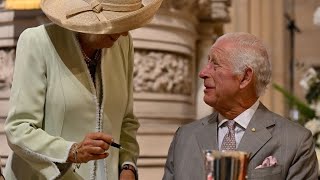 Król Karol włącza się w starożytne rytuały. Weźmie udział w... ceremonii palenia