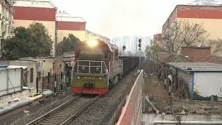 东风7G 5172牵引空车驶过铁路边的棚户区-Passing the train from the middle of the bungalow