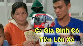 Cả gia đình đi bộ hàng ngàn cây số được lên xe khách đi làm