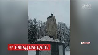 На Львівщині вандали відбили голову пам'ятнику Шевченка