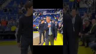 Ali Koç'un oğlu Kerim Rahmi Koç  Fenerbahçe basket maçında yine koltuk değnekleriyle