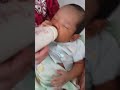 Adek bayi lucu pegang botol susu sendiri