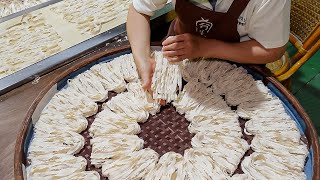 Traditional lace shaped sliced noodles, Nabeyaki noodles / 關廟刀削麵製作 - Taiwanese food factory