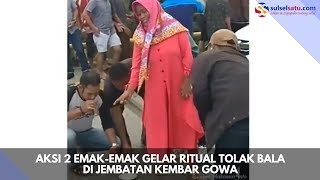 Aksi 2 Emak emak Gelar Ritual Tolak Bala di Jembatan Kembar Gowa