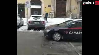 Con gli sci in centro storico a Perugia: che meraviglia la neve