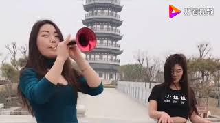 【中国传统乐器唢呐老歌新奏】 一曲唢呐版怀旧老歌，美女吹得太棒了，有多少人还记得？