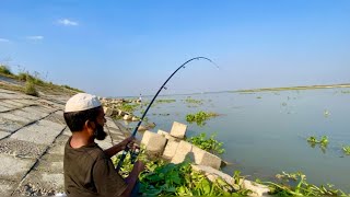 পাবনা নগর বাড়ি যমুনা নদীতে মাছধরা চলছে।