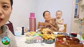 第二季(541)草原人多能吃肉，姑娘趁姐不在享受羊胸叉骨，不料一岁宝宝更猛！