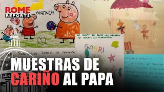 El papa, rodeado de cariño durante su ingreso mensajes y dibujos de los fieles