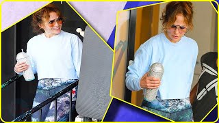 In Los Angeles, Jennifer Lopez smiles as she leaves the gym carrying a white Hermès bag.