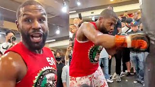 FLOYD MAYWEATHER IN JAW DROPPING SHAPE AT AGE 45! WATCH THE MASTER AT WORK ON HEAVY BAG IN WORKOUT