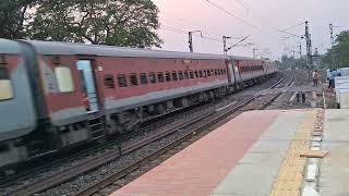 22912 Howrah Indore Shipra SF Express crawling past Bally Stn. #shipraexpress #indore #howrah #wap7