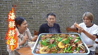 壯嫂下班饞海鮮了，阿壯直接搞了一大盤拿手菜，鮮香辣吃過癮了