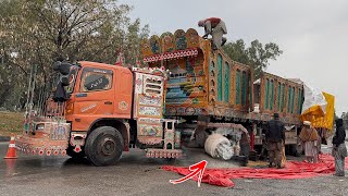 Stranded in the Rain: 22-Wheeler Trailer Breakdown axle on a Wet Road