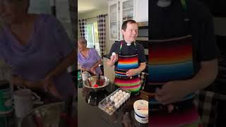 🔔 Padre Adam Kotas 🔔 En una casa Salvadoreña haciendo la 🥞 Quesadilla 🥞