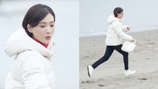 綾瀬はるか、犬に引っ張られて海辺でダッシュ！？内田篤人\u0026斎藤佑樹と豪華共演　ユニクロ新TVCM「LifeとWear／ダウン　冬の海篇」