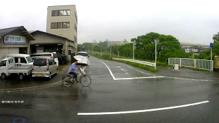 ドラレコ　傘をさして自転車はダメです