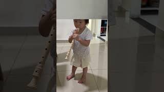 那么小的孩子就会吹笛子了￼