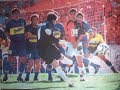 El arquero Leo Díaz patea un tiro libre vs Boca