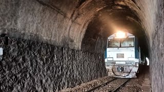 D20E locomotives drew trains run through tunnels