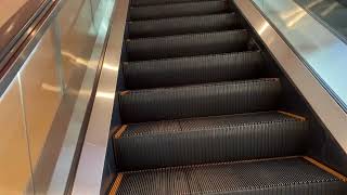 グランパレッタ熊本エスカレーター  escalator Gran Pallet Kumamoto shopping center Japan