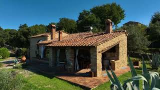 Tipico casale in pietra nella campagna di Volterra | Stone farmhouse in the countryside of Volterra