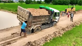 道路修復工程正在進行中，卡車不斷來回穿梭運輸著土石方！ #土石方 #推土机 #卡车 #工程机械 #回填作业