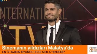Haluk Piyes EZGİ MOLA'ya En İyi Kadın Oyuncu ödülünü takdim ediyor (AYDEDE FİLMİ)