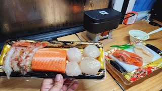 With salmon roe for 3,000 yen. Stay in a car to enjoy seafood dishes by the sea.