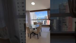 Apartamento mobiliado e decorado, 4 suítes, 3 vagas, 150m do mar, em Meia Praia - Itapema/SC