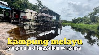 Kondisi perkampungan melayu yang sudah sepi setelah ditinggal pindah penduduknya