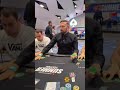 virtuose kartenkunst des dealers eine karte die alles verändert. erlebe die magie des tonpoker