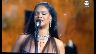 Rihanna cantando Lift Me Up en los premios Óscar 2023