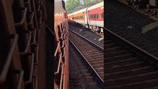 எதிர் எதிரே உரசி செல்லும் ரயில்கள் / #TRAIN #SHORTS #YOUTUBESHORTS