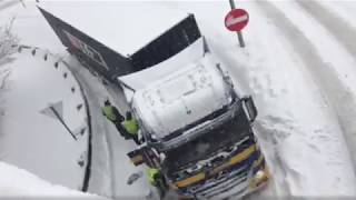 Schneechaos in Vorarlberg: Lkw vor Citytunnel Bregenz liegengeblieben