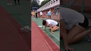 力尽きた女子学生陸上選手