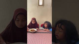 TIAN GA SUKA PEDAS😁🙈 #mukbang #mommychannel #food #makan #parentingid #funny