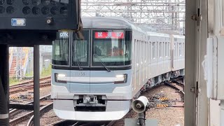 【13139F  鷺沼工場出場試運転（全重検）往路】東京メトロ13000系13139編成が試運転電車として入換灯を消した上で鷺沼駅2番線に到着停車するシーン（試97-121レ）2023.8.16