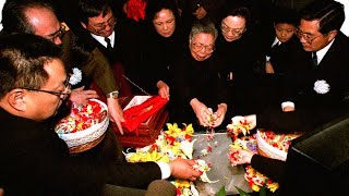 1997年3月2日，邓小平同志骨灰撒入大海，受中央委托，胡锦涛等中央领导同志和邓小平同志的夫人卓琳等亲属护送骨灰撒放。