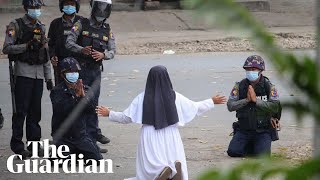 Myanmar: nun begs police to spare protesters