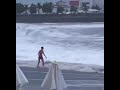 impressionante casal é arrastado pelo mar enquanto caminhava em praia na rússia