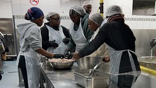 Les cuisiniers sont à l’œuvre pour nous nourrir le 27