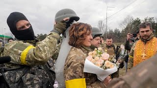 Dois soldados ucranianos casaram na linha da frente de Kiev