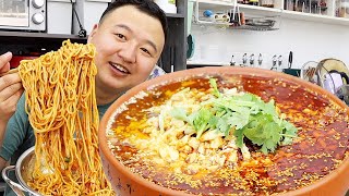 A Qiang makes spicy beef and eats it with noodles.