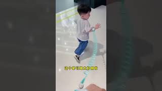 孩子坐车爱乱动容易摔下来，还好爸爸准备了这个安全背带，松紧可调前后可用，这下放心多了 34